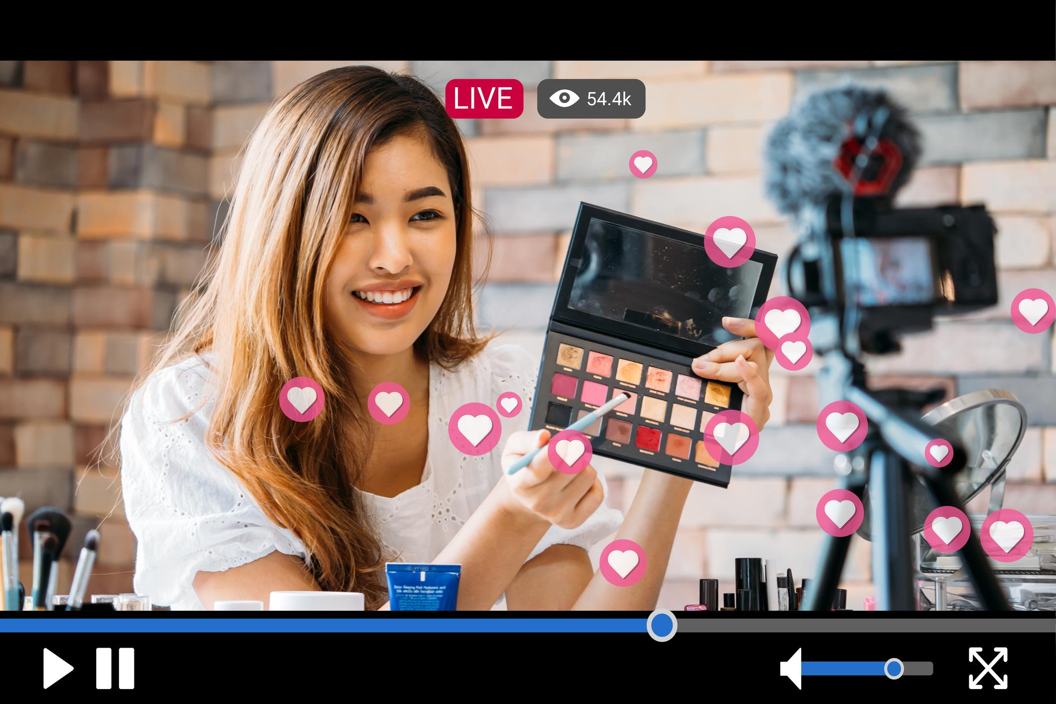 Mulher asiática mostrando maquiagem para câmera